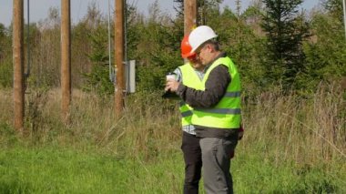 Elektrikçi mühendis belgelerinde imza yapmak