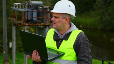 Pc cep telefonuyla konuşurken elektrikçi