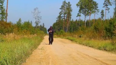 Orman yolu koşan adam kilolu