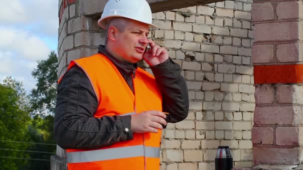 Stavební inženýr s šálkem kávy a mobilní telefon — Stock video