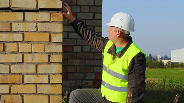 Строительный инспектор проверяет повреждения здания — стоковое видео