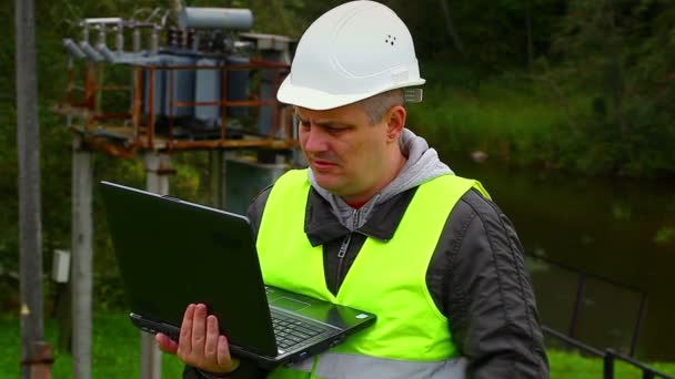 Ingeniero con PC al aire libre — Vídeos de Stock