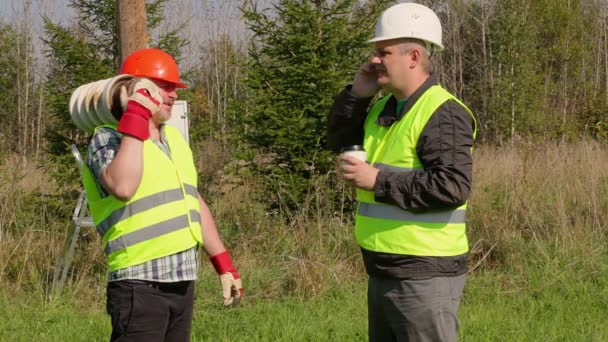 Elektriker ingenjör talande wth arbetare — Stockvideo