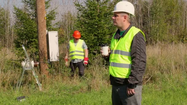 Elektriker ingenjör med en kopp kaffe — Stockvideo