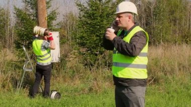 Elektrikçi mühendis bir iş yerinde kahve içmek