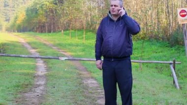 Adam cep telefonu bariyer ile