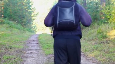 Uzun yürüyüşe çıkan kimse ile ormanda sırt çantası izinde