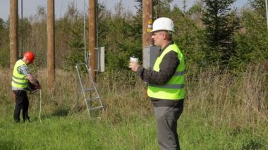 Elektrikçi mühendis bir iş yerinde kahve içmek