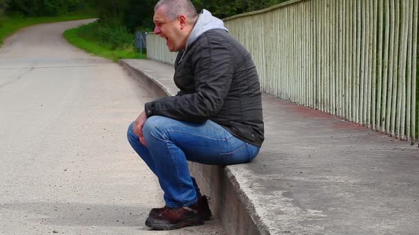 Depressed man man screaming on the bridge — Stock Video
