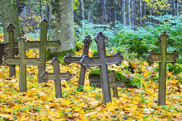 Terk edilmiş bir mezarlık eski Demir Haç — Stok fotoğraf