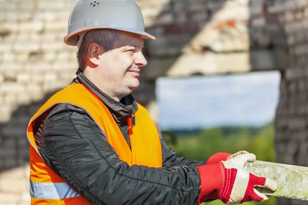 Ouvrier de la construction avec brique dans les mains — Photo