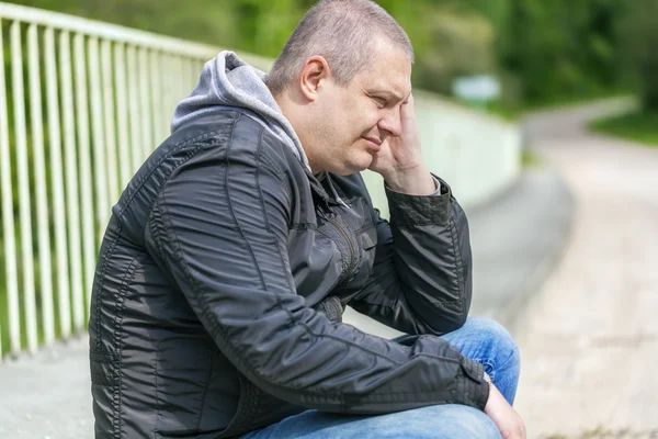 Açık havada, köprüde depresif adam