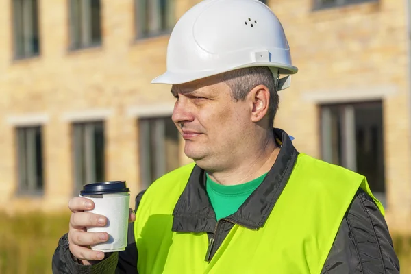 Ingénieur construction avec tasse de café près du bâtiment — Photo