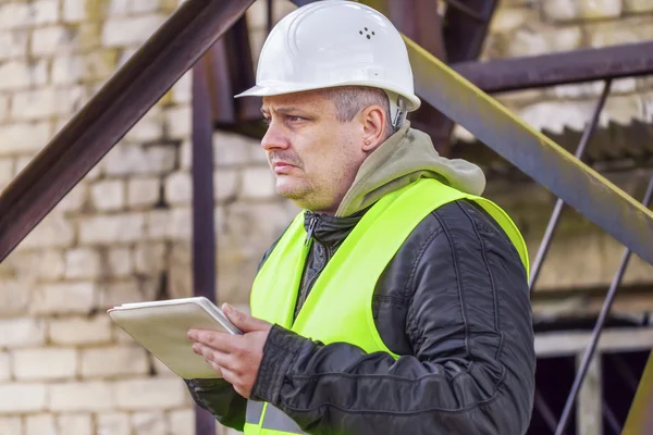 Ingegnere con tablet PC in fabbrica — Foto Stock