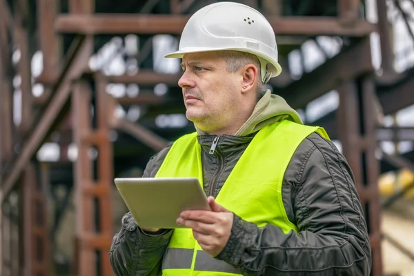 Engineer with tablet PC at outdoors — Stock Photo, Image