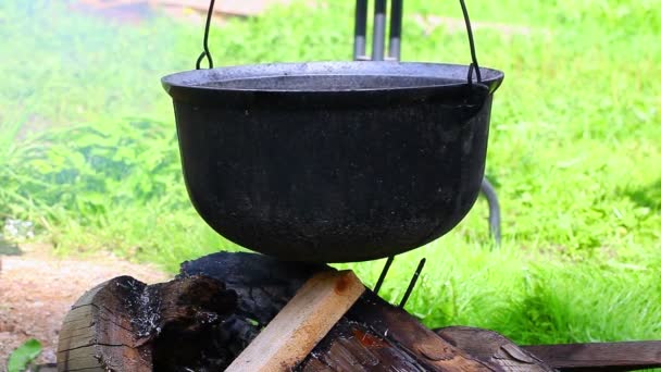 Bouilloire touristique à l'extérieur sur le feu de joie — Video