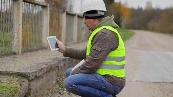 Ingénieur filmé avec tablette PC pont endommagé — Video