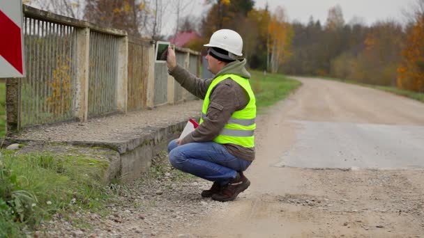 Ingenieur filmte mit Tablet-PC alte Brücke — Stockvideo