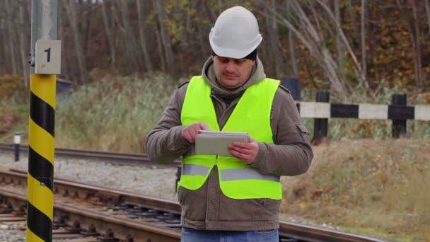 使用平板电脑附近铁路的铁路工程师 — 图库视频影像