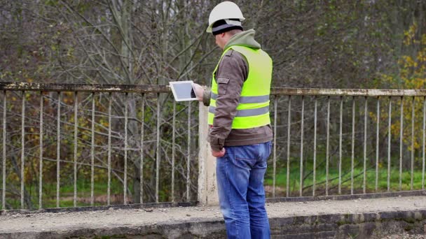 Ingenieur gefilmd met tablet Pc brug defensie belemmeringen — Stockvideo