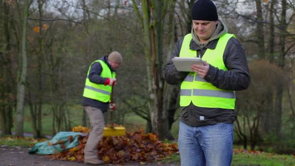 Förman arbetar med tablet Pc — Stockvideo