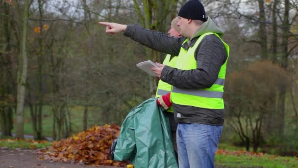 Polier gibt dem Arbeiter Anweisungen — Stockvideo