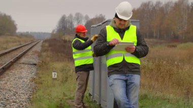 Tablet Pc ve işçi ile fırça ile demiryolu mühendisi