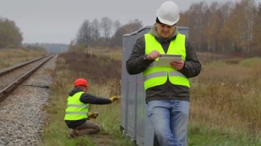 Tablet Pc ve arka planda çalışan ile demiryolu mühendisi