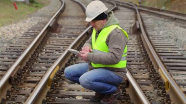 Tablet Pc bilgi arayan demiryolu mühendisi