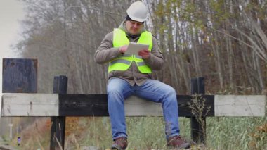 İşçi ile tablet Pc bariyer üzerinde