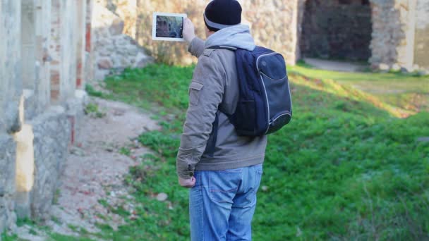 Туриста сняли с планшетного компьютера в руинах — стоковое видео