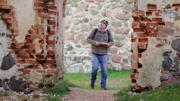 Hiker with tablet PC and backpack — Stock Video