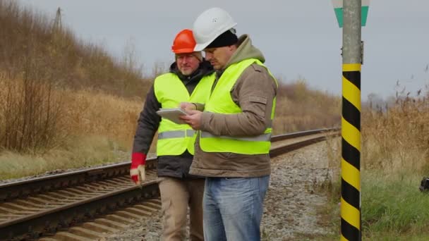 Förman ger instruktioner till arbetstagaren — Stockvideo