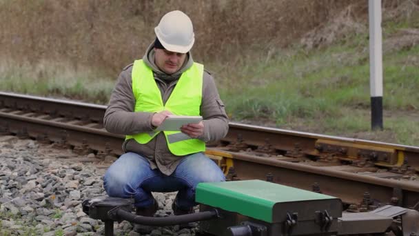Сотрудник железной дороги с планшетным ПК — стоковое видео