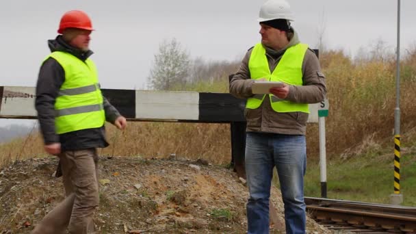 Railway engineers talking near the railway — Stock Video