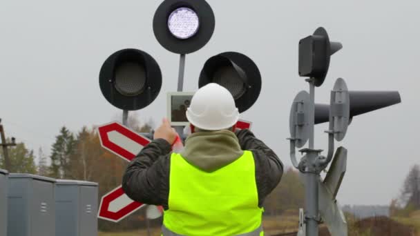 铁路员工拍摄与平板电脑的警告灯 — 图库视频影像