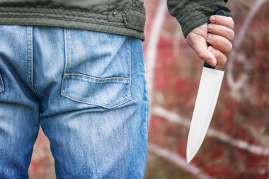 Ters bir duvar eski bıçaklı adam