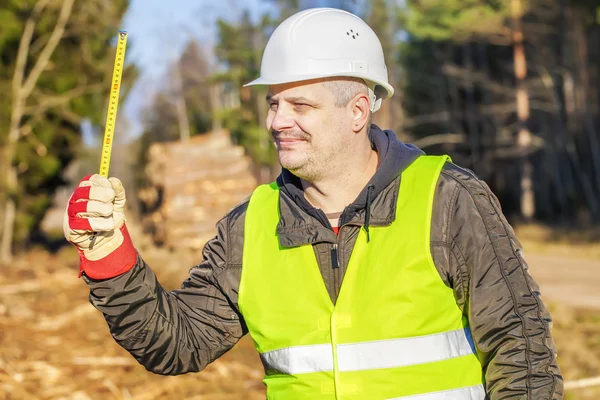 Glücklicher Forstingenieur mit Maßband im Wald — Stockfoto