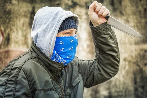 Homme avec couteau près du vieux mur — Photo