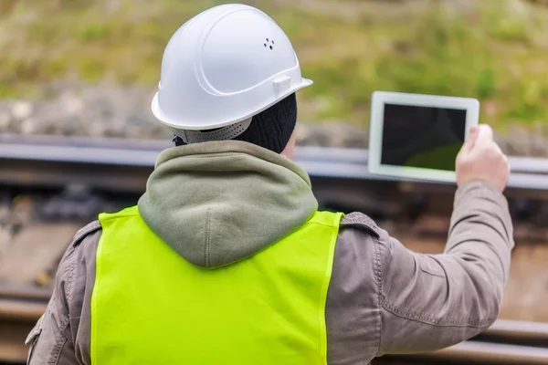 Ingeniero ferroviario con tablet PC sobre raíles —  Fotos de Stock