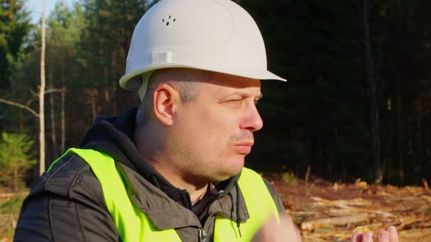 Lumberjack with potato chips in the forest — Stock Video