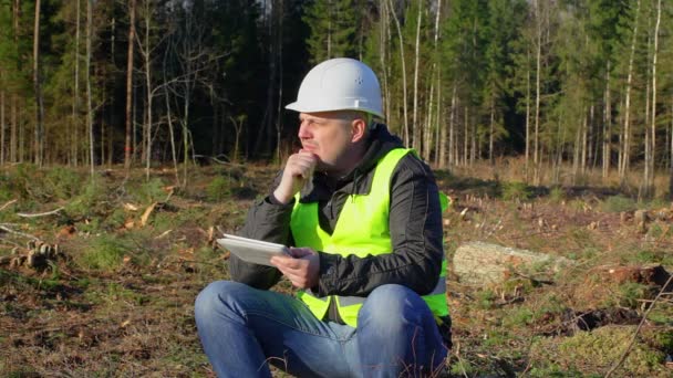 Doordachte bos ingenieur met tablet Pc in het forest — Stockvideo