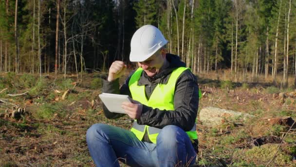 Šťastný lesní inženýr s počítačem tablet Pc v lese — Stock video