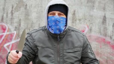 Adam bir bıçakla tehdit