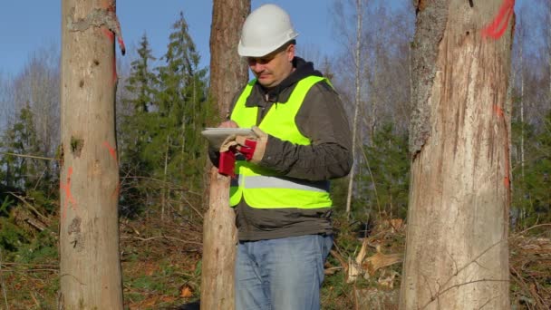 Oficial Florestal fazendo anotações — Vídeo de Stock