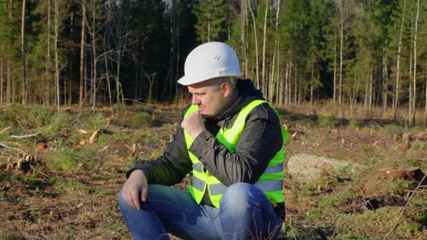 Forstbeamter hat Pause — Stockvideo