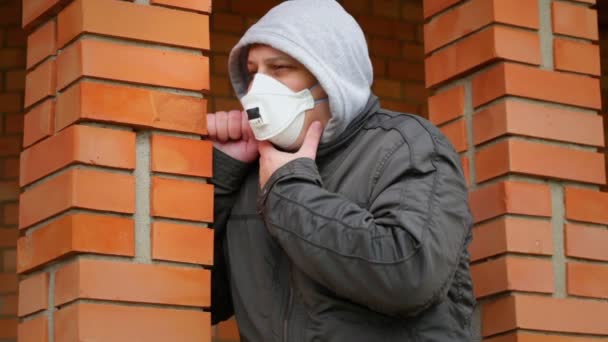 Ember a levegő maszk épület közelében — Stock videók