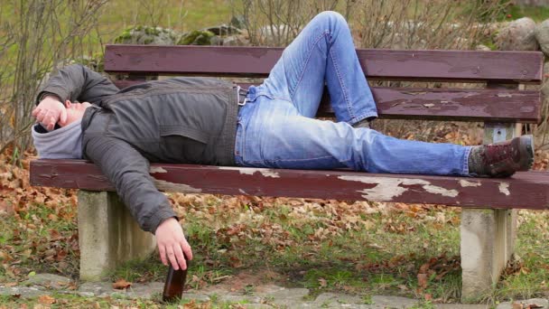 человек сидит на скамейке. мужик на лавочке. скамейка в парке. парень на лавочке. мужчина на лавочке.