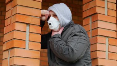 Nefes darlığı ile hava maskeli adam