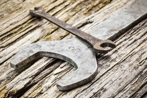 Gamla metalliskt skruvnycklar på träbord — Stockfoto